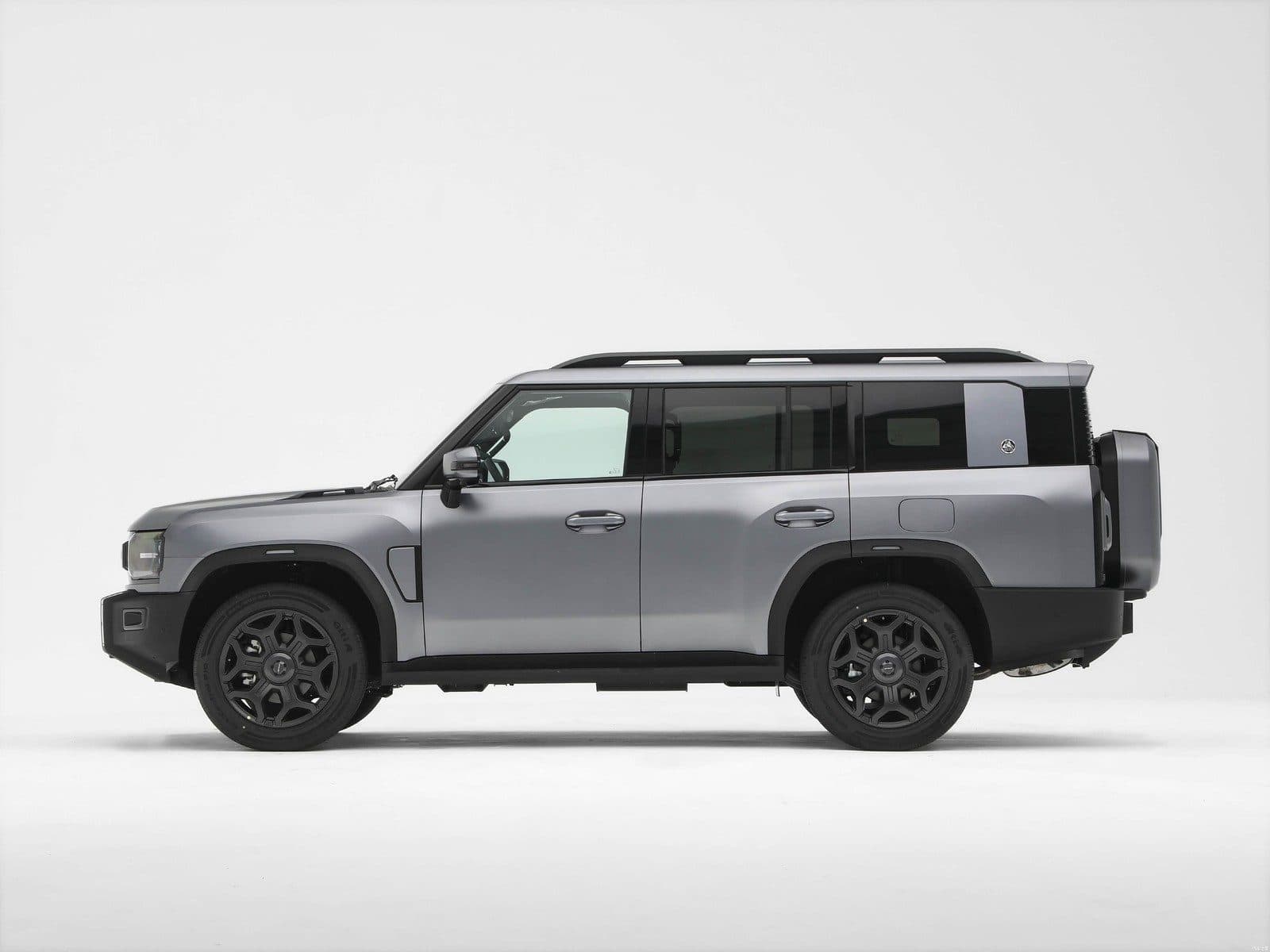 Jetour T2 side profile showing square body and roof rails