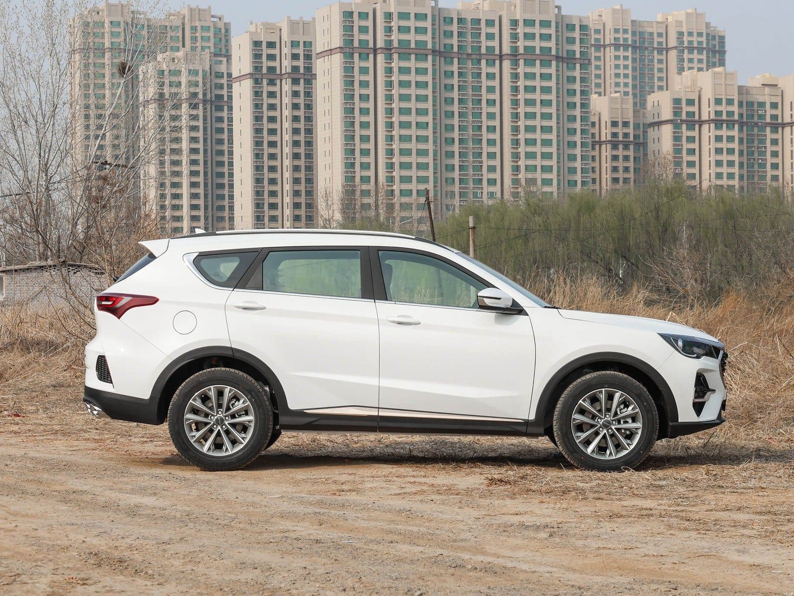 Jetour X70 بيضاء، SUV متوسطة الحجم، منظر من الجانب الأيمن